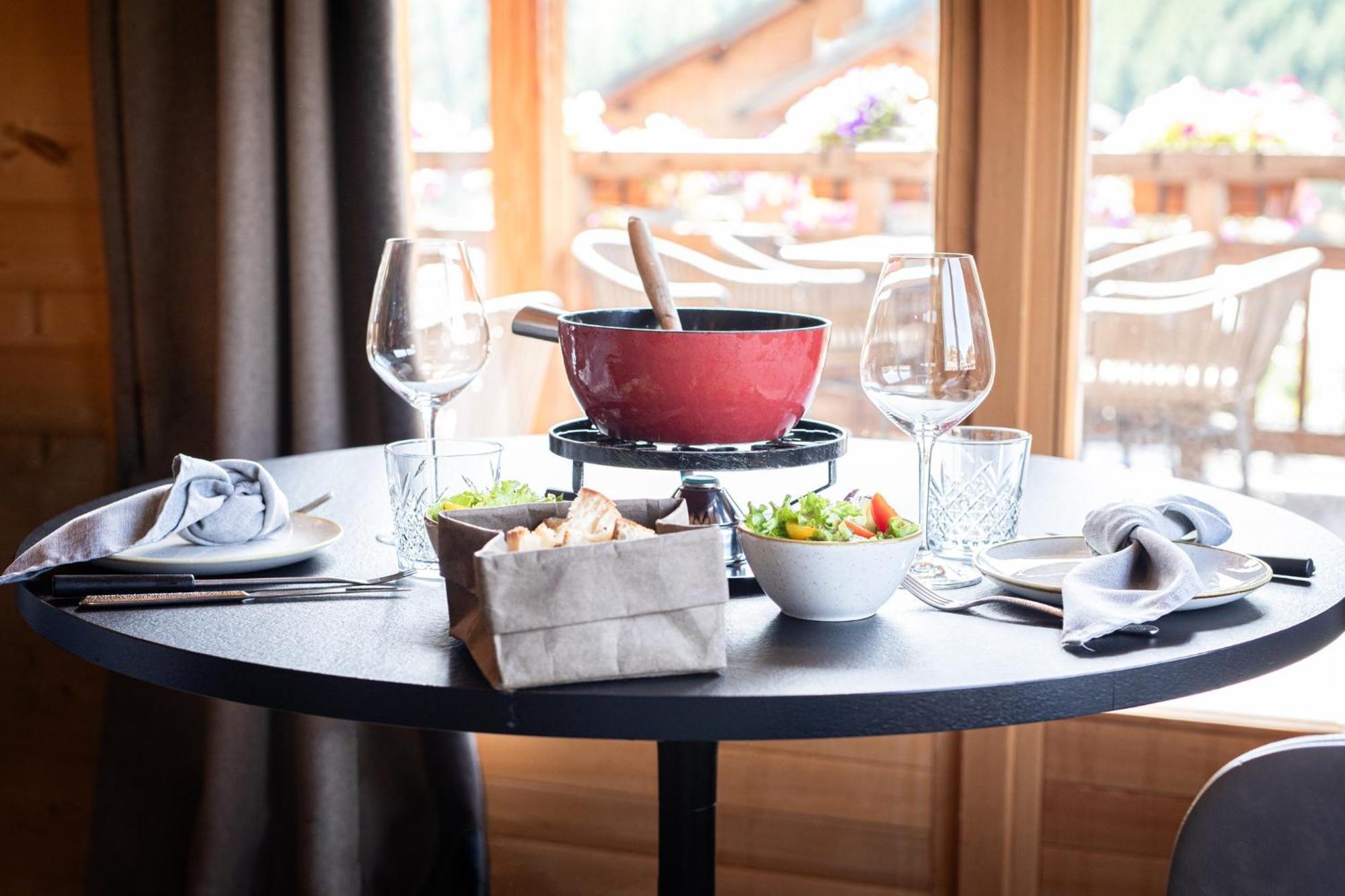 Le Chalet Blanc Hotel & Spa Montgenevre Bagian luar foto