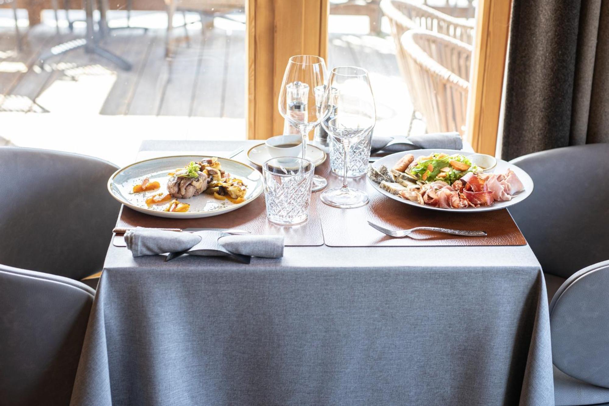 Le Chalet Blanc Hotel & Spa Montgenevre Bagian luar foto